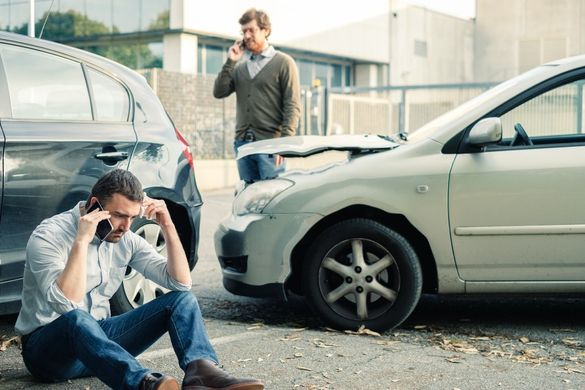 conductores llamando por telefono después de un accidente